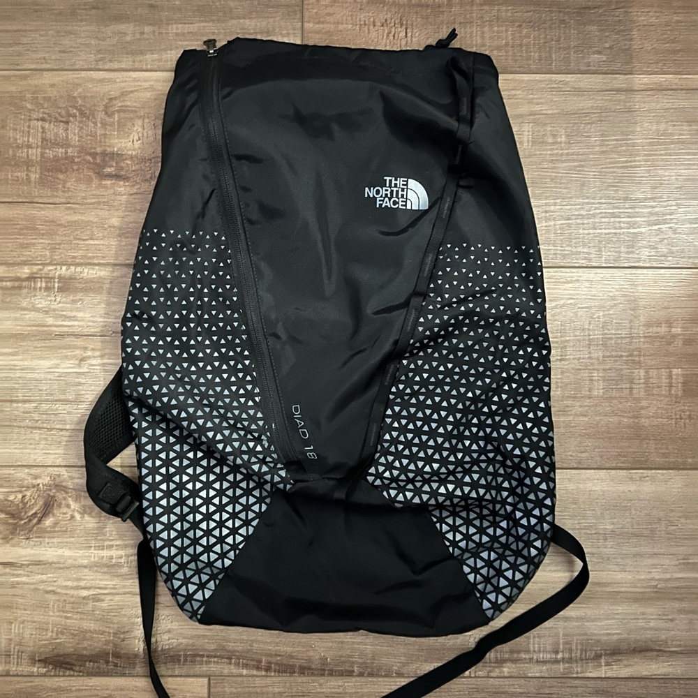 The North Face Diad 18 Black Cinch Closure Backpack Athletic Bag